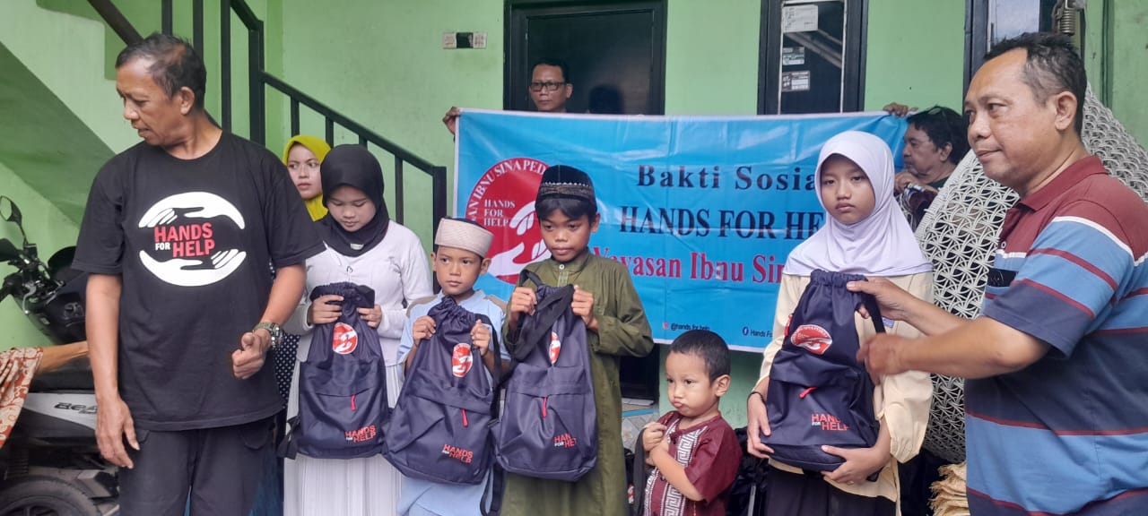Menerima santunan dari Yayasan Peduli Ibnu Shina untuk disalurkan kepada anak yatim.