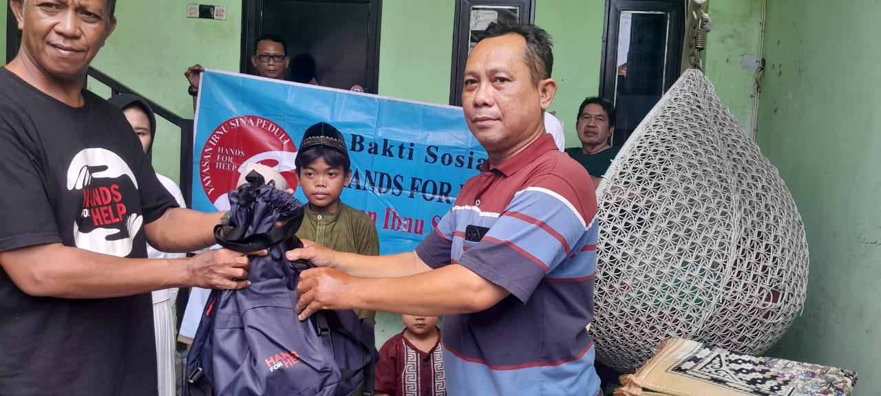 Menerima santunan dari Yayasan Peduli Ibnu Shina untuk disalurkan kepada anak yatim.
