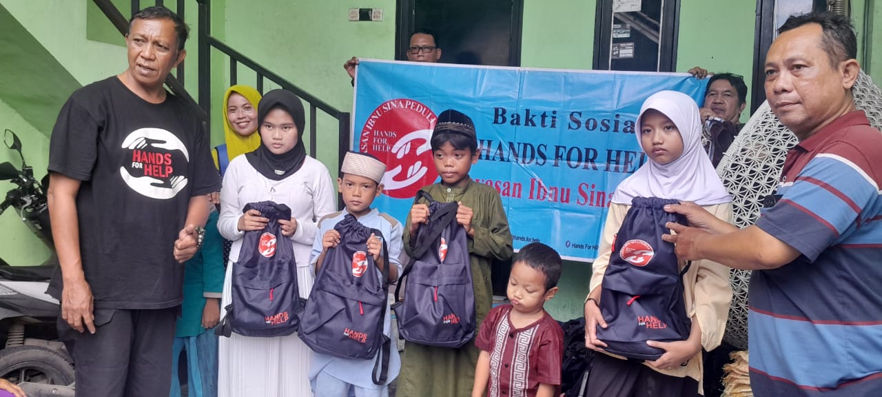 Menerima santunan dari Yayasan Peduli Ibnu Shina untuk disalurkan kepada anak yatim.